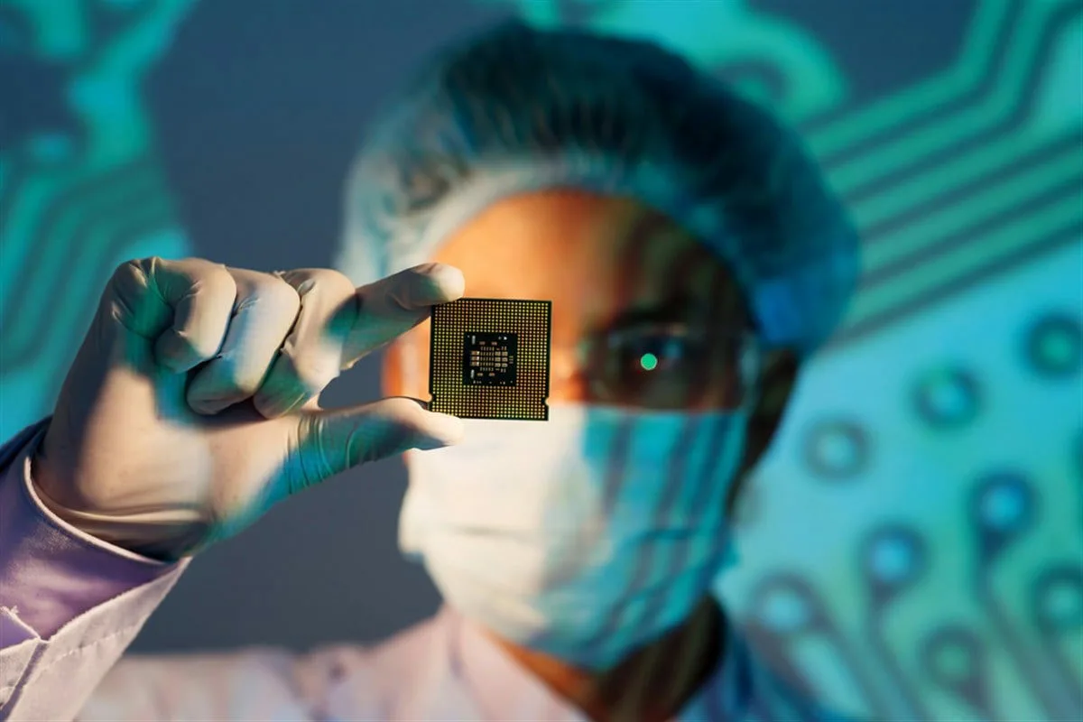 Hjerneimplantater: Veien til en ny æra av teknologi og menneskelig potensial Hjerneimplantater er i ferd med å revolusjonere måten vi tenker på samspillet mellom menneske og maskin. Teknologien, som kobler hjernen direkte til datamaskiner, lover å endre alt fra medisinsk behandling til hvordan vi lærer og kommuniserer. Flere selskaper jobber nå med å utvikle såkalte hjerne-datamaskin-grensesnitt, og konkurransen øker. Her ser vi nærmere på hva hjerneimplantater er, hvilke muligheter de gir, og hvilke utfordringer som ligger foran oss. Hva gjør hjerneimplantater unike? Hjerneimplantater er små enheter som settes inn i hjernen for å registrere eller stimulere hjerneaktivitet. De fungerer som en bro mellom nevrale signaler og digitale systemer, og oversetter tanker til kommandoer en datamaskin kan forstå. For eksempel kan en person med lammelser bruke et implantat til å styre en robotarm eller skrive på en skjerm uten å bruke hendene. Teknologien bygger på avanserte elektroder og AI for å tolke komplekse signaler fra hjernen. Dette feltet er fortsatt ungt, men potensialet er enormt. Nye aktører i feltet Et selskap som satser stort på hjerneimplantater, er Merge Labs, støttet av OpenAI. Målet er å utvikle grensesnitt som bruker kunstig intelligens til å gjøre samspillet mellom hjerne og maskin mer intuitivt. OpenAI, som er kjent for sine språkmodeller, ser for seg en fremtid der AI kan tolke tanker direkte, uten behov for tastatur eller skjerm. Merge Labs planlegger å samle inn betydelige midler for å realisere denne visjonen, og fokuserer på å skape teknologi som er både kraftig og tilgjengelig. Sammenligning med etablerte pionerer Neuralink, grunnlagt av Elon Musk, er en av lederne i dette feltet. Deres implantater har allerede vist lovende resultater, som å la en person med lammelser styre en datamaskin eller spille spill kun ved hjelp av tankene. Neuralink har ambisjoner om å skalere teknologien til tusenvis av brukere i nær fremtid. Merge Labs, med støtte fra OpenAI, ønsker å utfordre dette forspranget ved å kombinere hjerneimplantater med avansert AI, noe som kan gi mer sømløse og intelligente interaksjoner. Hva kan hjerneimplantater brukes til? Mulighetene med hjerneimplantater er mangfoldige. For personer med nevrologiske skader, som ved ryggmargsskader eller ALS, kan teknologien gi ny frihet ved å erstatte tapte funksjoner. Utenfor medisinske bruksområder kan implantater potensielt forsterke kognitive evner, som å forbedre hukommelse eller læringshastighet. Noen eksperter ser for seg en fremtid der vi integrerer AI så tett med hjernen at vi får tilgang til informasjon i sanntid, som en slags «mental Google». Slike ideer høres ut som science fiction, men de blir stadig mer realistiske. Teknologiske og etiske hindre Å utvikle hjerneimplantater er ikke uten utfordringer. Teknisk sett må implantatene være små, presise og trygge for å unngå skade på hjernen. De må også kunne fungere over lang tid uten å miste effektivitet. Etiske spørsmål er like viktige: Hvem får tilgang til denne teknologien? Kan private tanker bli kompromittert? Og hva skjer hvis implantater brukes til å forsterke evner bare for de som har råd? Disse spørsmålene krever nøye diskusjon for å sikre at teknologien brukes til alles beste. En fremtid i endring Hjerneimplantater representerer et sprang mot en fremtid der teknologi og menneskelig bevissthet smelter sammen. Konkurransen mellom selskaper som Merge Labs og Neuralink driver frem innovasjon, og resultatene kan endre liv – fra å hjelpe mennesker med funksjonsnedsettelser til å utforske nye måter å tenke på. Selv om teknologien fortsatt er i startfasen, viser dagens fremskritt at vi er på vei mot en ny æra der grensen mellom menneske og maskin blir mindre tydelig.