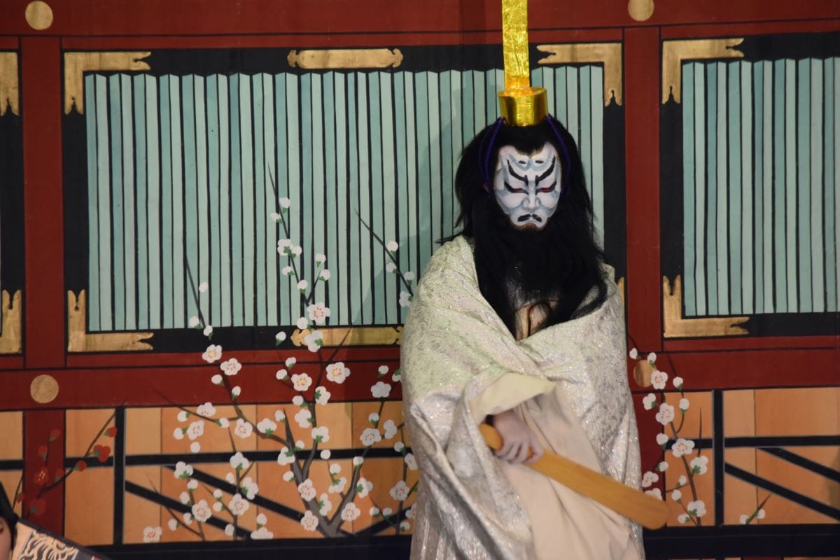 Utlendinger som holder kabuki i live
