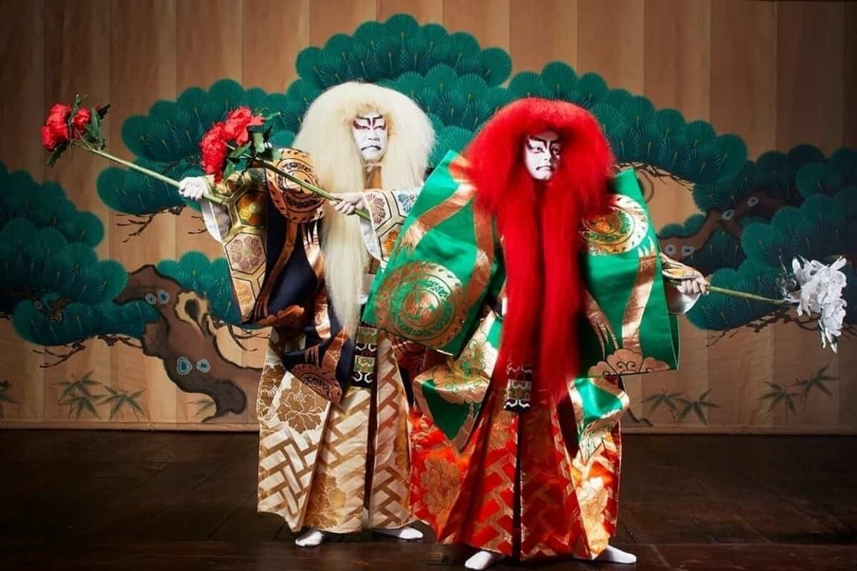 Utlendinger som holder kabuki i live